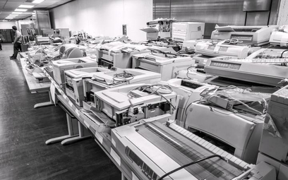 Sprzęt elektroniczny szybko się starzeje... Na zdjęciu: aukcja przestarzałych drukarek