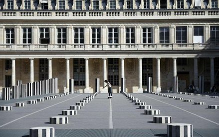 Paryż. Skateboardzistka w ogrodach Palais Royal