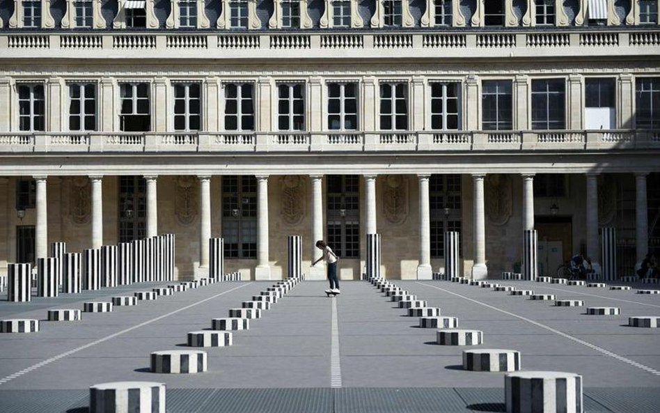 Paryż. Skateboardzistka w ogrodach Palais Royal