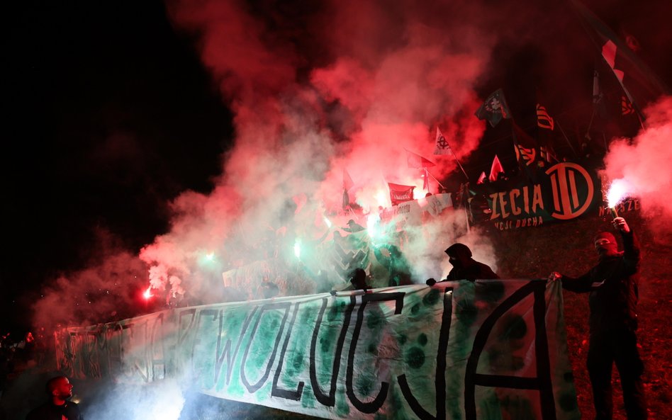 czestnicy Marszu Niepodległości na błoniach Stadionu Narodowego w Warszawie