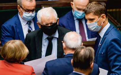 Partii Jarosława Kaczyńskiego, mimo różnych zawirowań, udaje się utrzymać w sondażach poziom 30 proc