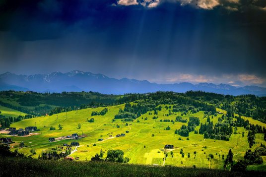 Widok na Tatry z Czarnej Góry przed burzą
