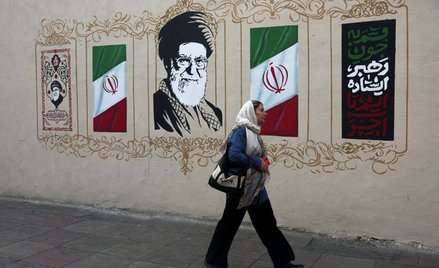 Mural z podobizną ajatollaha Alego Chameneiego w Teheranie