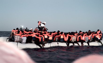 Hiszpania przyjmie statek "Aquarius". Na pokładzie ponad 600 migrantów