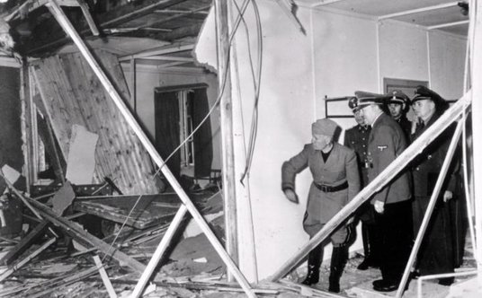 Adolf Hitler i Benito Mussolini (pierwszy z lewej) sprawdzają stan sali konferencyjnej po zamachu w 