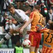 Maciej Dąbrowski (z lewej – Legia) oraz Bartosz Rymaniak i Elhadji Pape Djibril Diaw (Korona) podcza