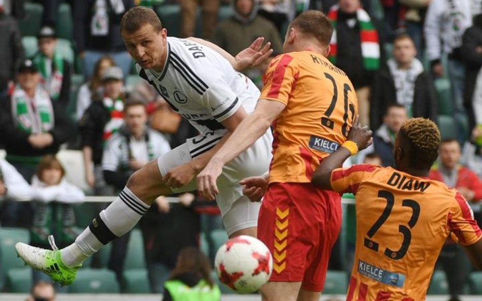 Maciej Dąbrowski (z lewej – Legia) oraz Bartosz Rymaniak i Elhadji Pape Djibril Diaw (Korona) podcza