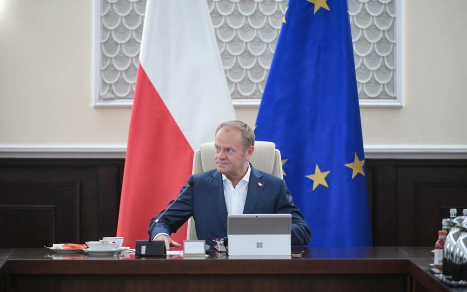 Premier Donald Tusk przed posiedzeniem rządu w KPRM w Warszawie