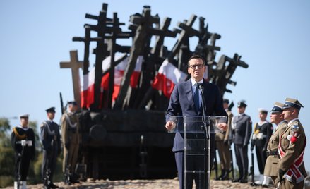 Premier Mateusz Morawiecki przemawia na uroczystości przed Pomnikiem Poległym i Pomordowanym na Wsch