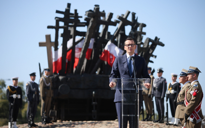 Premier Mateusz Morawiecki przemawia na uroczystości przed Pomnikiem Poległym i Pomordowanym na Wsch