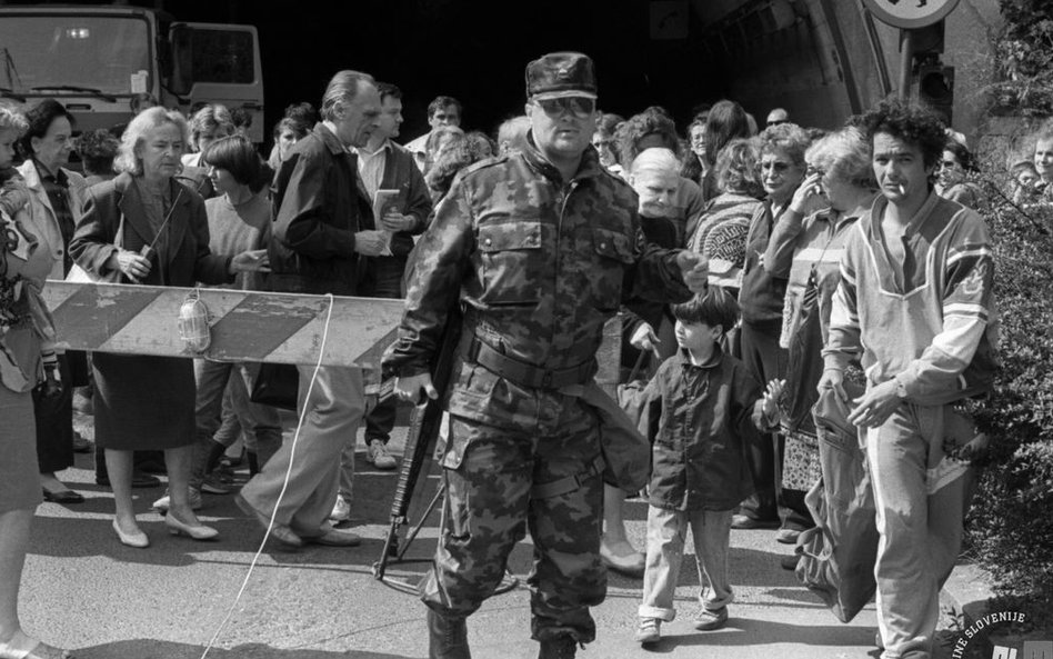 30.6.1991. Ludzie w tunelu pod Lublaną podczas nalotów