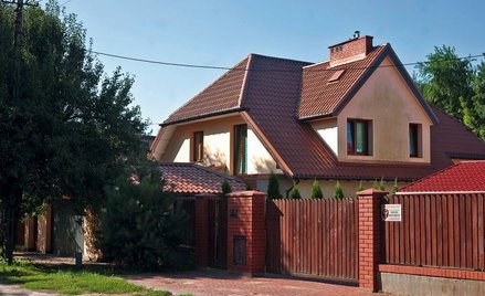 Dom w Otrębusach, który przechodził z rąk do rąk, jest dziś wart ok. 1,3 mln zł. Komornik próbował g