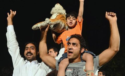 Po zamknięciu lokali wyborczych w Lahore wspólnie świętowali zwolennicy różnych partii