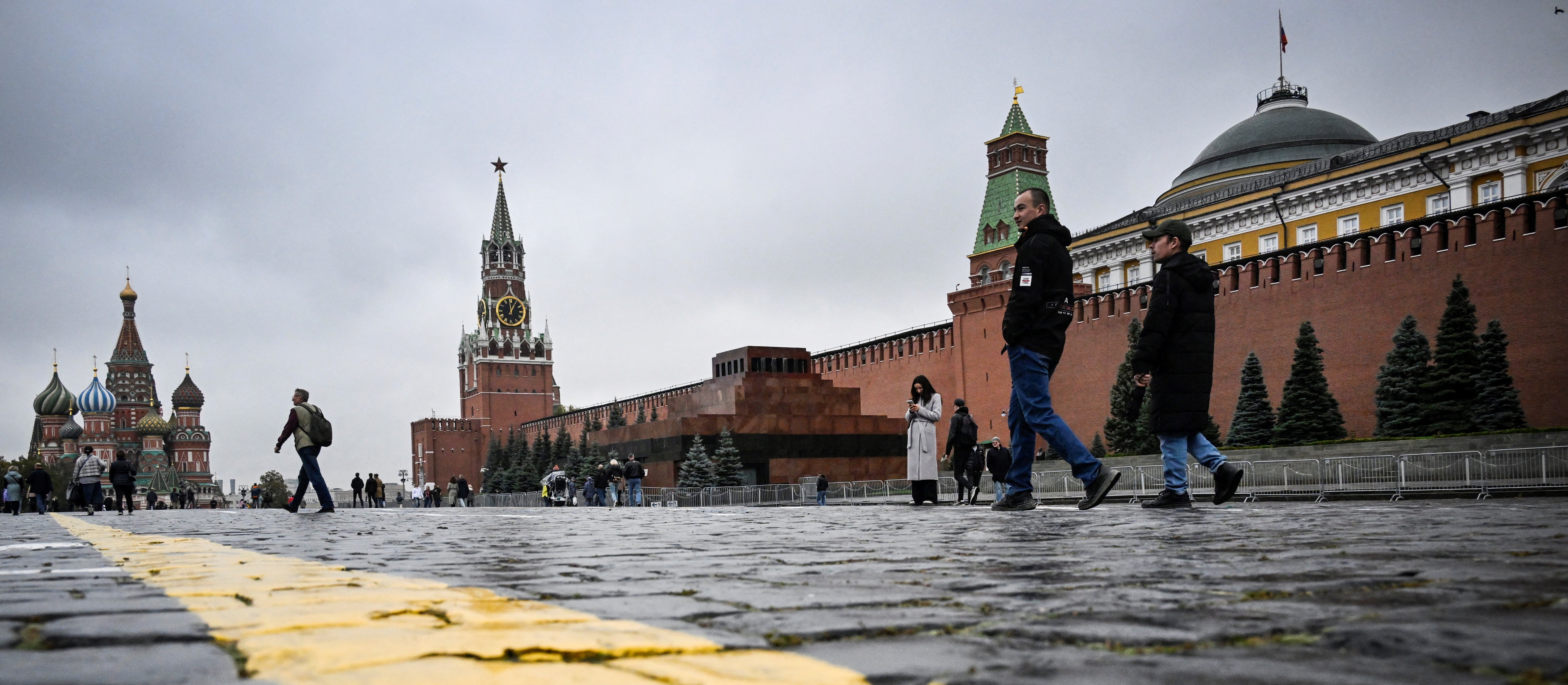 Czarny czwartek Kremla. USA uderzają w ropę, a Unia w banki i sojuszników Rosji