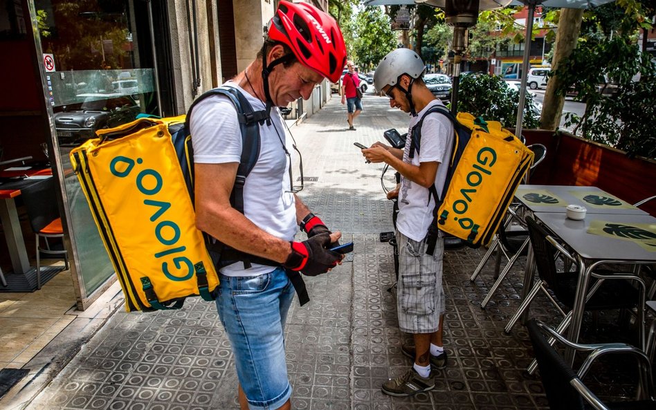 Razem chce obniżyć prowizje Glovo, Uber Eats i innych dostawców