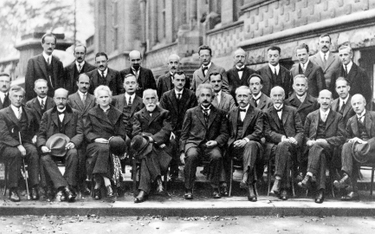 Uczestnicy Kongresu Solvaya w 1927 roku. W pierwszym rzędzie siedzą, od lewej: Irving Langmuir, Max 