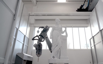 Roborzeźbiarz niczym Michał Anioł potrafi rzeźbić dzieła sztuki. Maszyną kieruje sztuczna inteligenc