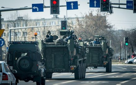 Konwój liczy kilkanaście wozów pancernych