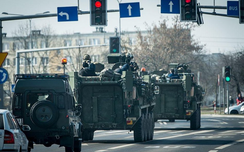 Konwój liczy kilkanaście wozów pancernych