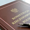 Sondaż. Komu nie podoba się obecna Konstytucja RP