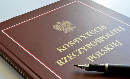 Sondaż. Komu nie podoba się obecna Konstytucja RP