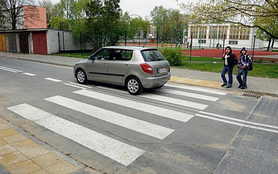 Auto na domalowanej zebrze