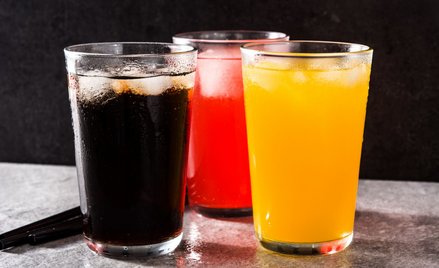 Producenci napojów: Premierze, opóźnij podatek cukrowy