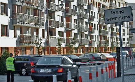 Problem z parkowaniem na zamkniętych osiedlach to codzienność. Ochroniarze coraz częściej nie chcą w