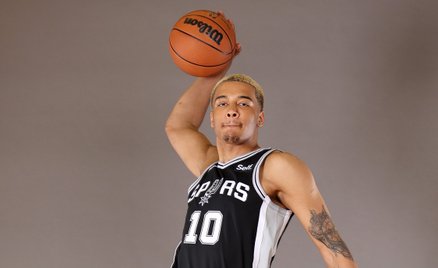 Jeremy Sochan ma 19 lat, 206 cm wzrostu, urodził się w USA, wychował w Anglii, a jego matka Aneta So