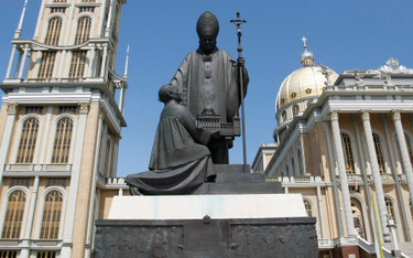 Pomnik papieża wróci przed bazylikę, ale już bez postaci ks. Makulskiego
