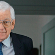Zdzisław Najder w swoim warszawskim mieszkaniu w 2005 r.
