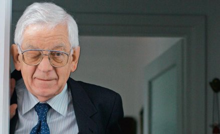 Zdzisław Najder w swoim warszawskim mieszkaniu w 2005 r.