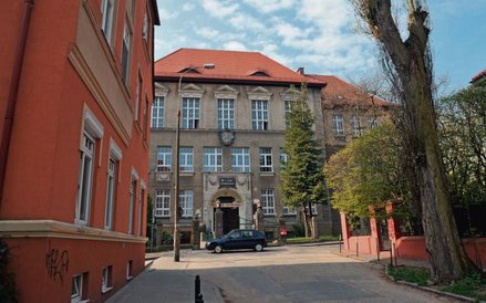 Założona jako pruskie „Königs Real Gymnasium” „Topolówka” obchodziła stulecie siedem lat temu.