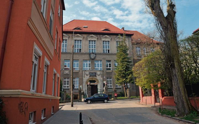 Założona jako pruskie „Königs Real Gymnasium” „Topolówka” obchodziła stulecie siedem lat temu.