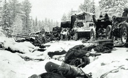 niszczone pojazdy pancerne sowieckiej 44. Dywizji Piechoty na drodze do Raate, początek stycznia 193