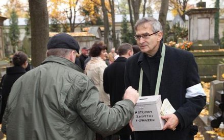 Ubiegłoroczna kwesta. Pieniądze zbiera prezes ZASP Olgierd Łukasiewicz