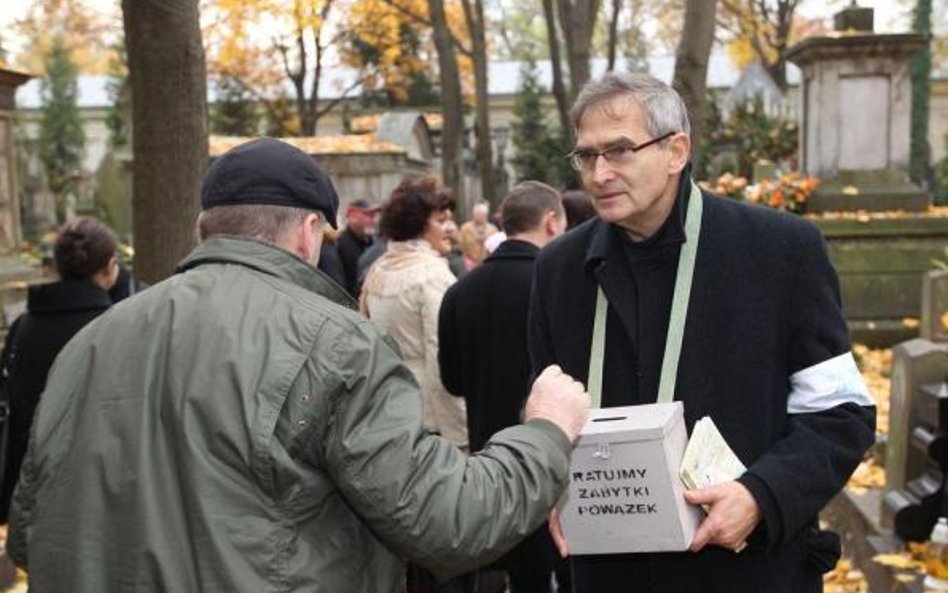 Ubiegłoroczna kwesta. Pieniądze zbiera prezes ZASP Olgierd Łukasiewicz