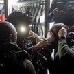 Ratownicy zakładają maskę rannemu po rosyjskim ataku rakietowym na budynek mieszkalny w Kijowie. Zda