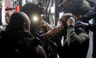 Ratownicy zakładają maskę rannemu po rosyjskim ataku rakietowym na budynek mieszkalny w Kijowie. Zda