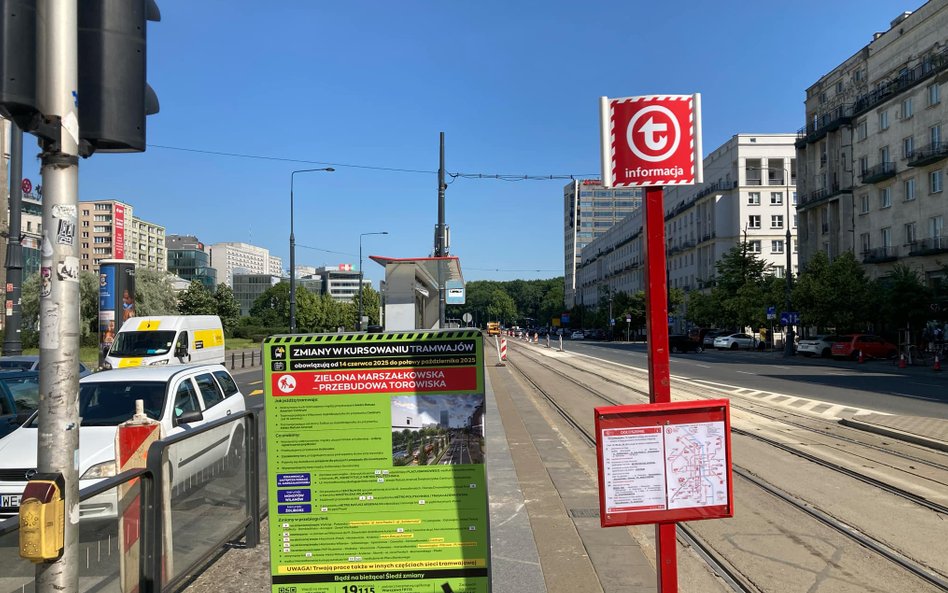 Informacje o zmianach w kursowaniu tramwajów widoczne na przystanku tramwajowym