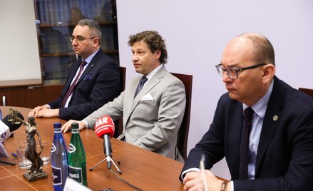 Od lewej sędziowie: Michał Lasota, Piotr Schab i Przemysław W. Radzik