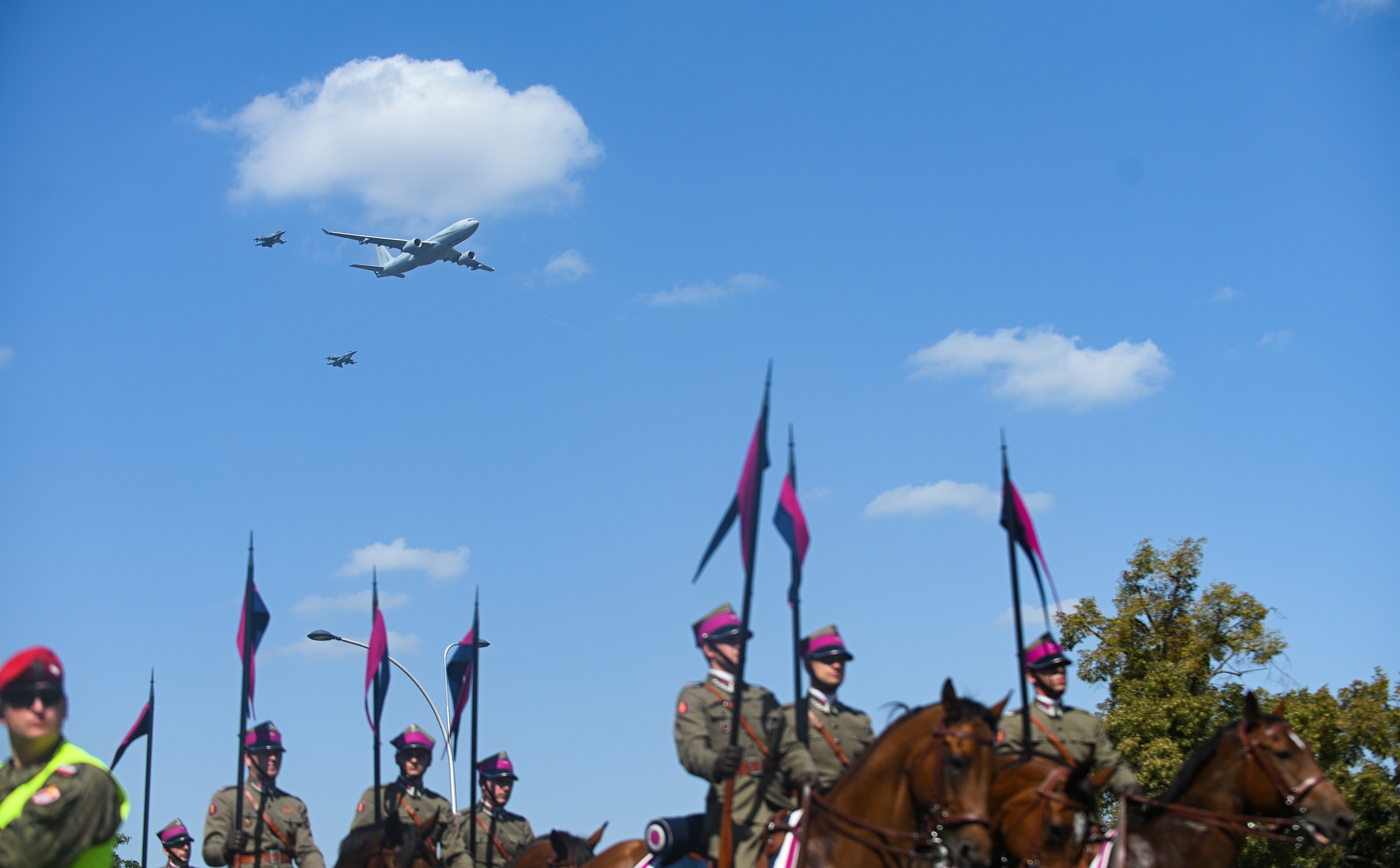 Estera Flieger: Polacy wychodzili sobie defiladę w Święto Wojska Polskiego. Nieprawdą jest, iż czci się wyłącznie porażki