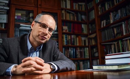 Historia wymaga powściągliwości
