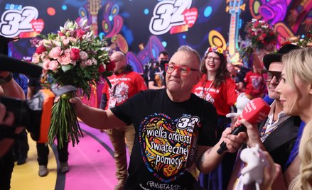 Prezes Fundacji WOŚP Jerzy Owsiak podczas 32. Finału Wielkiej Orkiestry Świątecznej Pomocy w studiu 