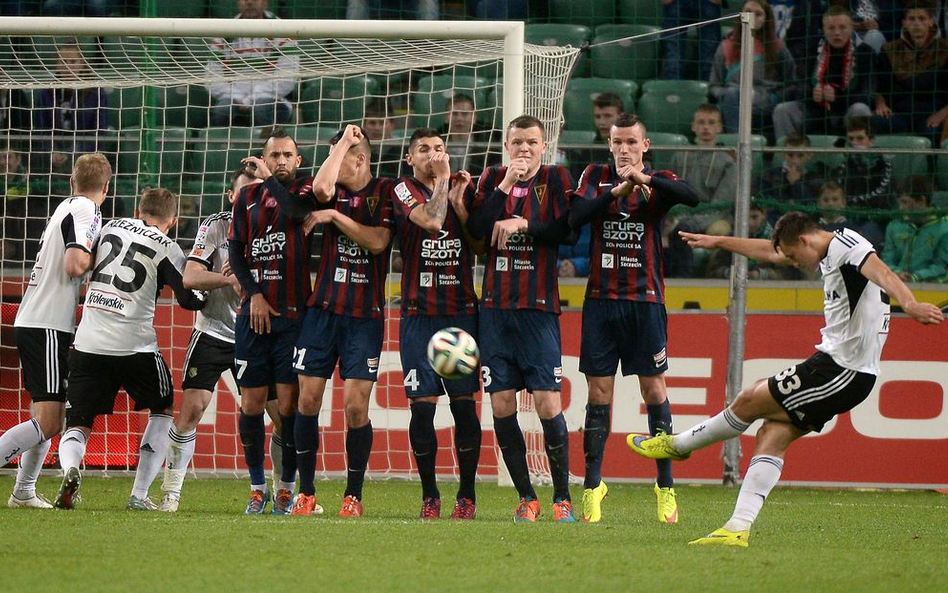 Legia obroniła pozycję lidera