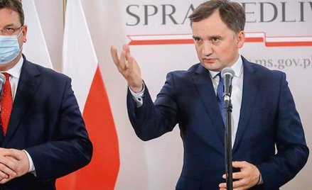 Resort Zbigniewa Ziobry tłumaczy, że ekspertów zatrudniali też jego poprzednicy