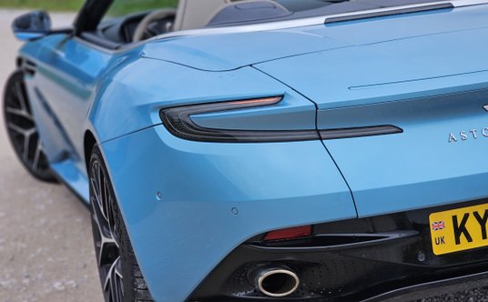 Aston Martin DB12 Volante