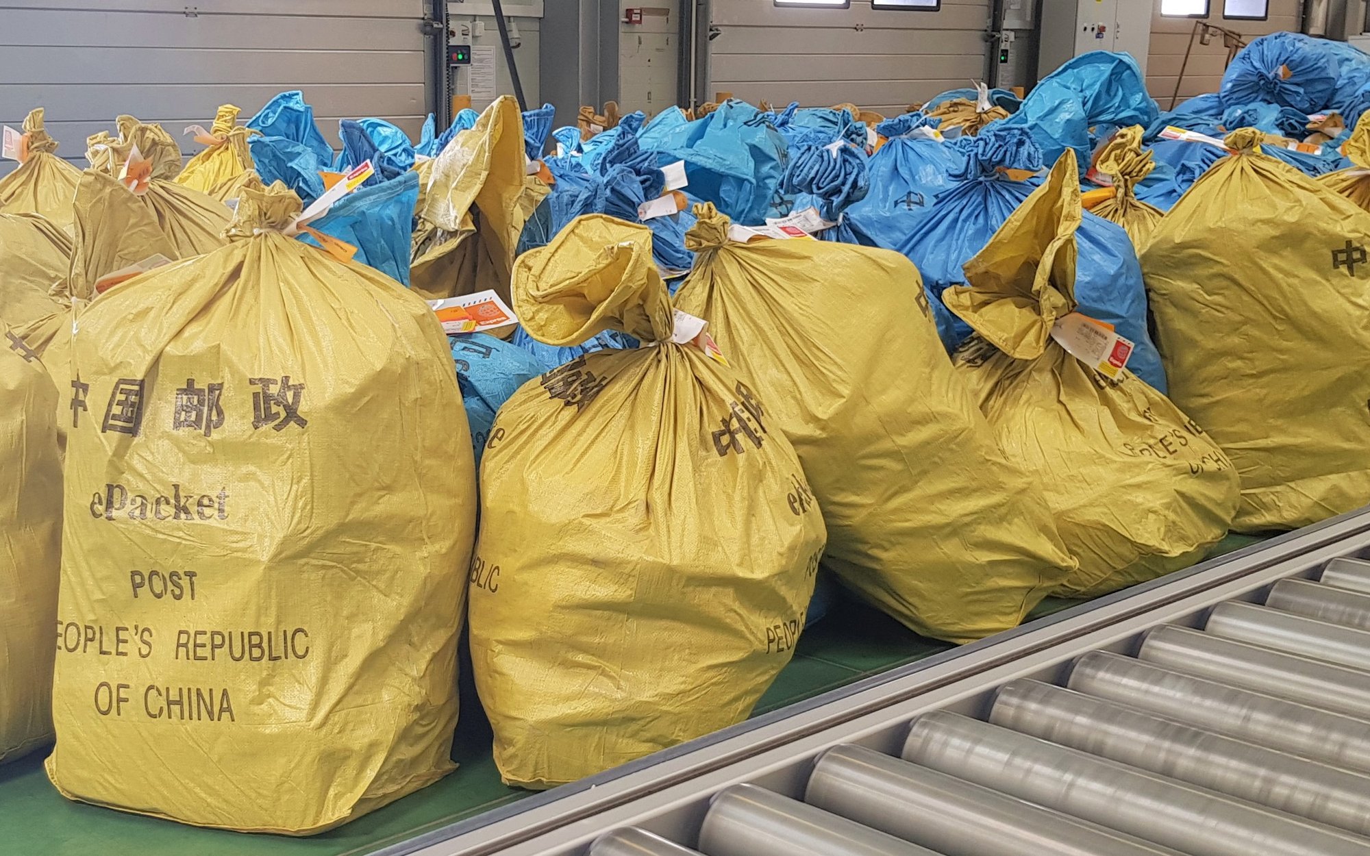 Cła na chińskie małe paczki wejdą jednak z opóźnieniem