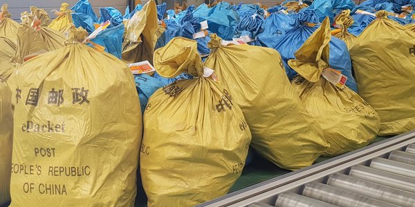 Cła na chińskie małe paczki wejdą jednak z opóźnieniem