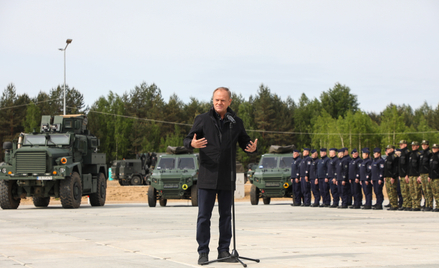 Premier Donald Tusk podczas wypowiedzi dla mediów w Wojskowym Zgrupowaniu Zadaniowym Podlasie w Kara